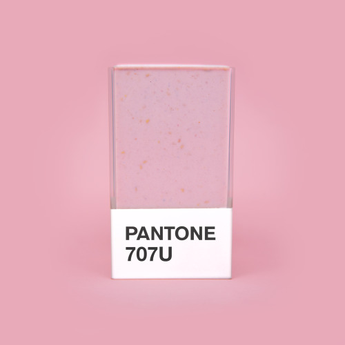 Pantone Smoothie 707U, Berry Coconut Crunch. If you wanna blend your own, here’s how:
“INGREDIENTS:
⅓ cup (1 scoop) @kuranutrition Vanilla whey protein
½ cup raspberries
½ cup vanilla coconut milk yogurt
1 tbsp shredded coconut
1 tbsp...