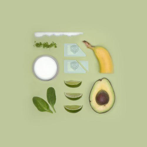 INGREDIENTS
“½ avocado
½ banana
Juice and zest of ½ fresh lime
2/3 cup coconut milk
A few spinach leaves
2 packets of Stevia
”
INSTRUCTIONS
Blend everything until smooth. Pour over ice. Garnish with lime zest.