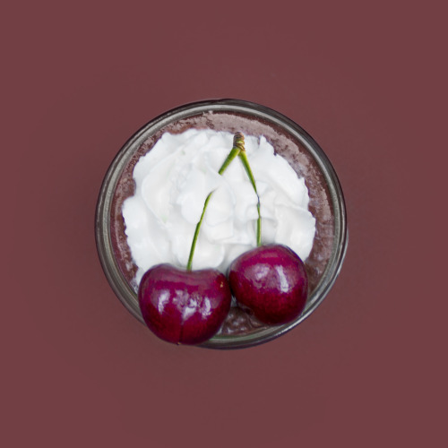 Pantone Smoothie 8562C, indulge in some Cherry Chocolate goodness. If you wanna make your own, here’s how:
INGREDIENTS:
1/3 cup (1 scoop) @kuranutrition chocolate whey
½ cup soy milk
½ banana
½ cup sweet cherries
1 tbsp cocoa powder
Stevia to...